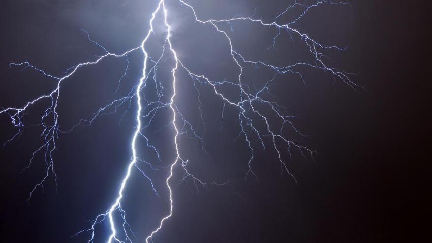02826 whitelightning 2560x1440