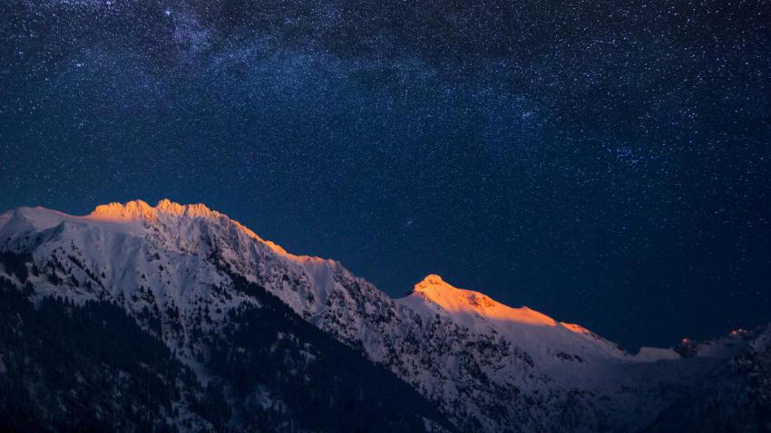 02898 glowingalpsundermilkyway 2560x1440