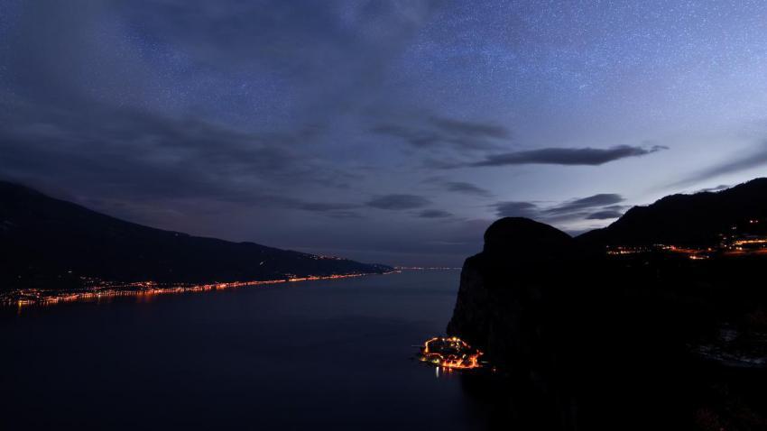 02916 lakegardawithmilkyway 2560x1440