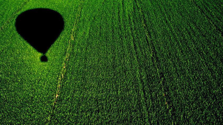 02957 balloonoveracornfield 2560x1440