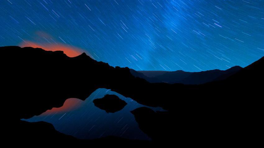 03076 amazingmirrormilkyway 2560x1440