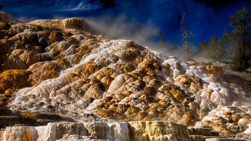03227 mammothspringsyellowstone 2560x1440