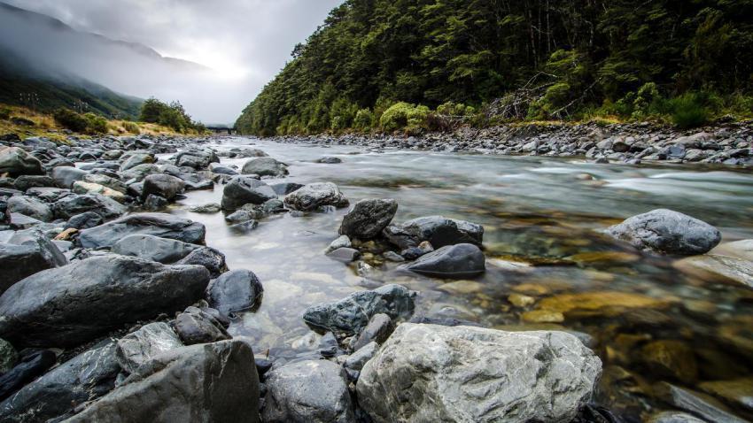 03279 mistybealeyriver 2560x1440