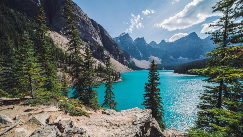 03692 sunnydayovermorainelake 2560x1440