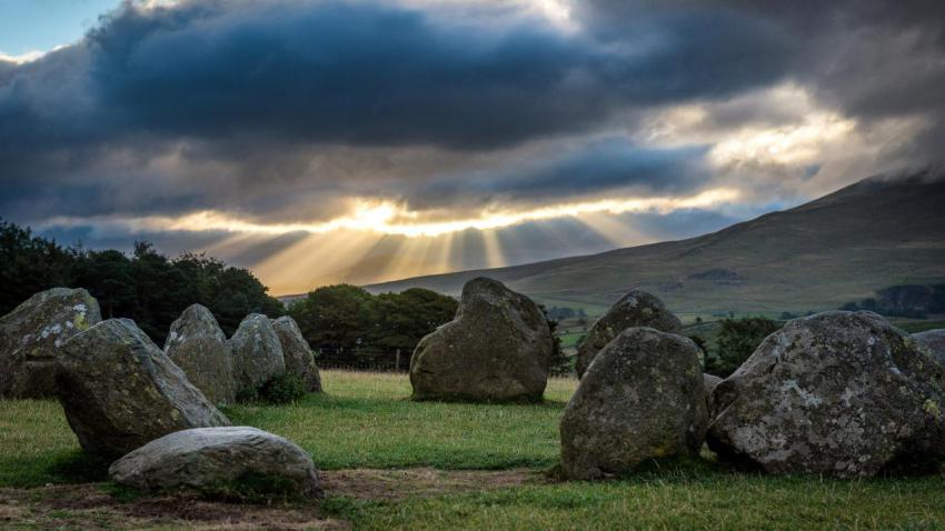 03708 dawnatcastleriggstonecircle 2560x1440