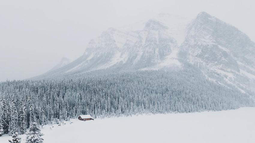 03827 winterinlakelouisealberta 2560x1440