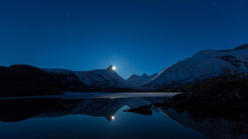 03883 themoonappears 2560x1440