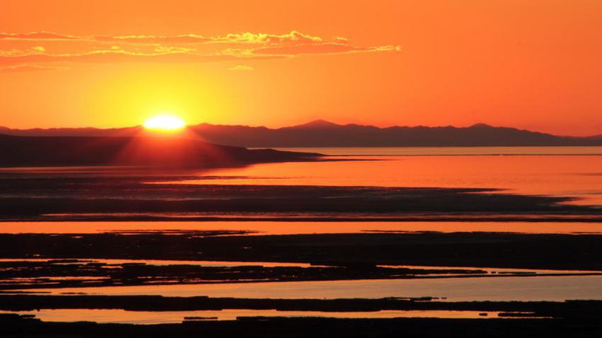03905 sunsetovergreatsaltlake 2560x1440