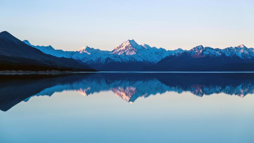 03907 reflectiononthelake 2560x1440