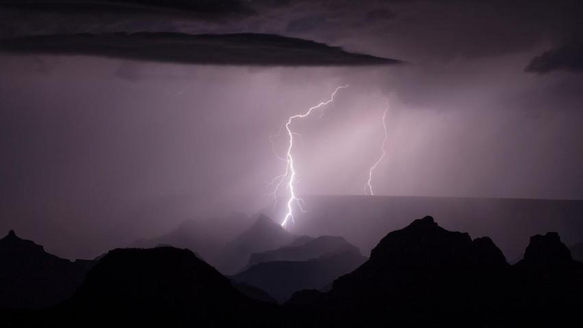 04040 lightningoverthegrandcanyon 2560x1440