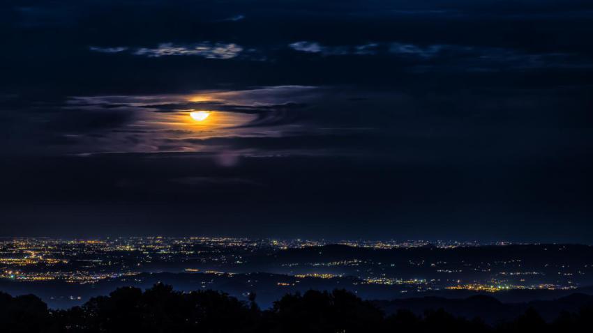 04062 mooncloudsandcity 2560x1440