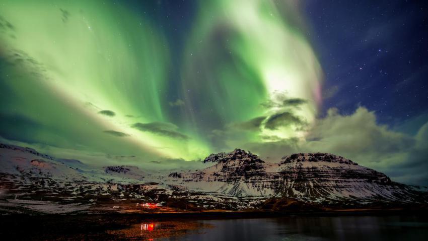04148 wingsofangelsnorthernlightsoniceland 2560x1440