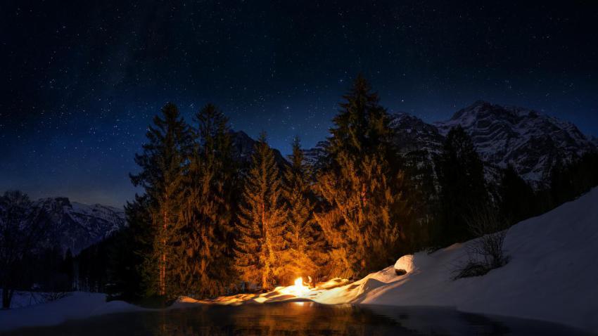 04152 thewandereratthecampfire 2560x1440