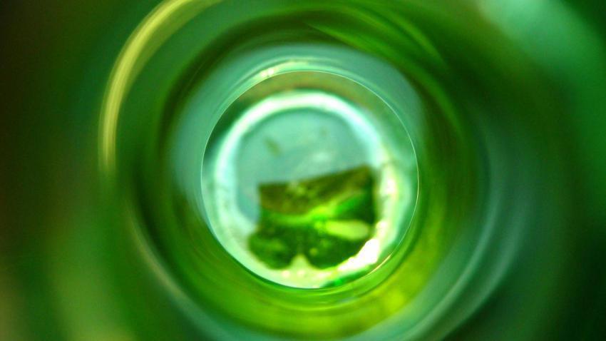 00335 bottle 2560x1440