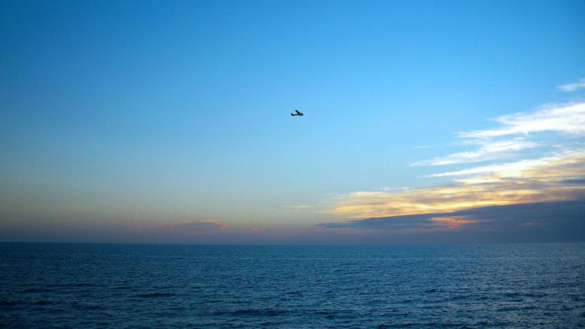 01085 aloneinthesky 2560x1440
