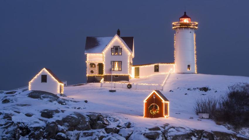 01437 christmaslighthouse 2560x1440