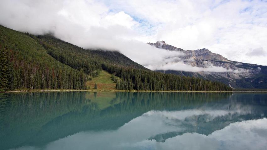 01728 emeraldlakemysty 2560x1440