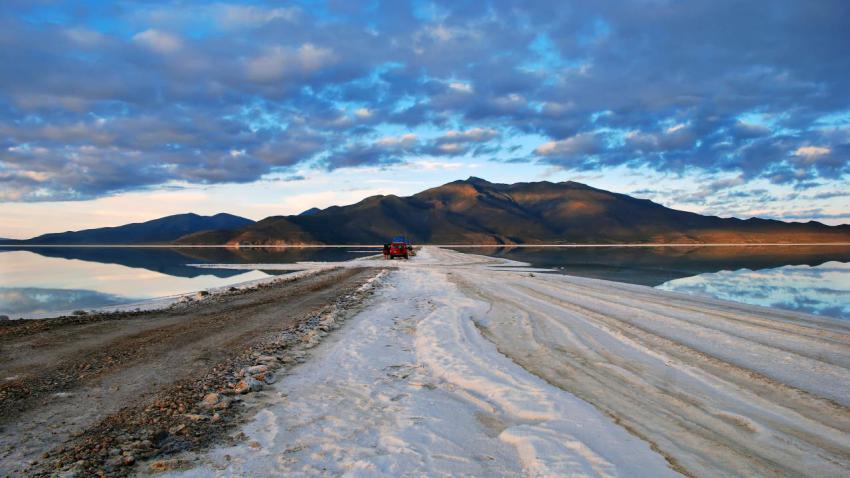 01766 thesoltdesertsalartheuyuninbolivia 2560x1440