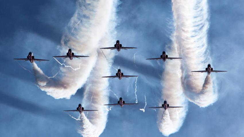 02052 theredarrows 2560x1440
