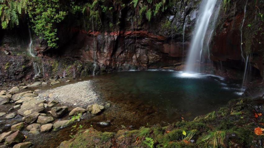 02088 rabacal25waterfalls 2560x1440