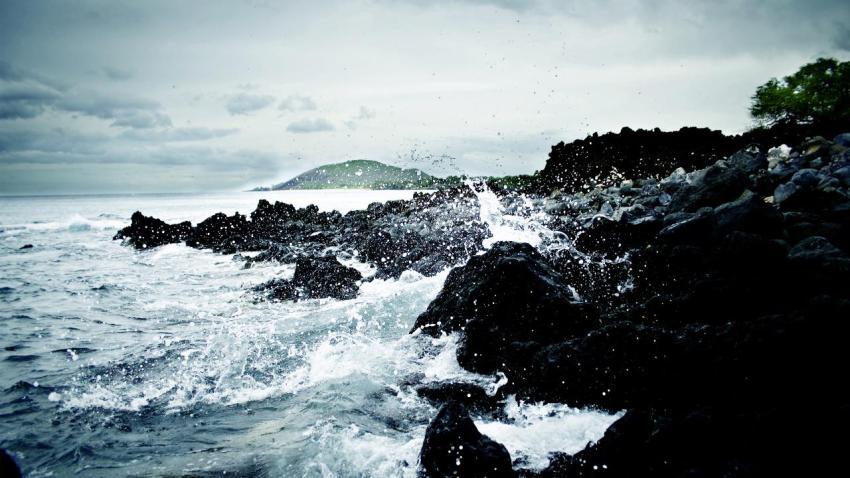 02106 violentcrashingwaves 2560x1440