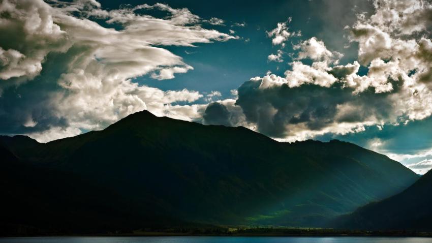 02388 rockymtnlightray 2560x1440