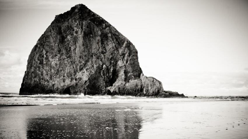 02443 haystackinblack 2560x1440