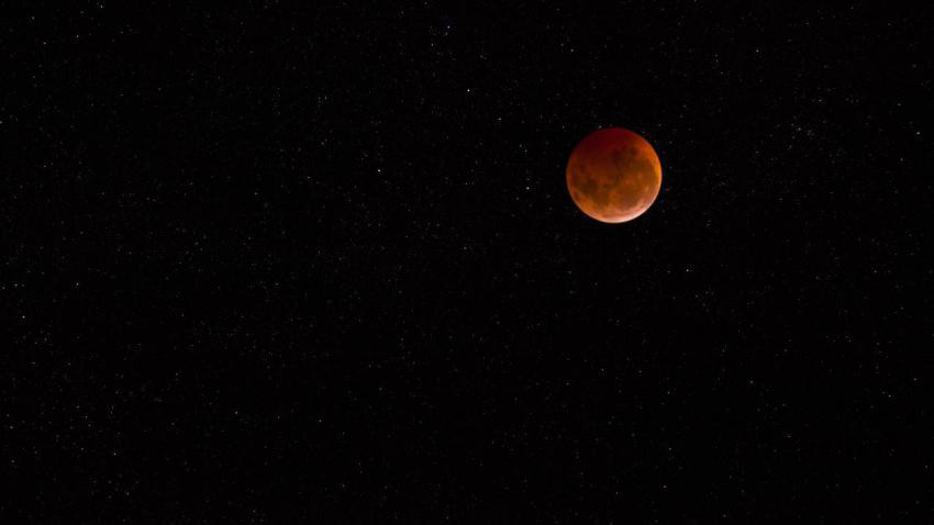 02472 lunareclipsewithstars 2560x1440