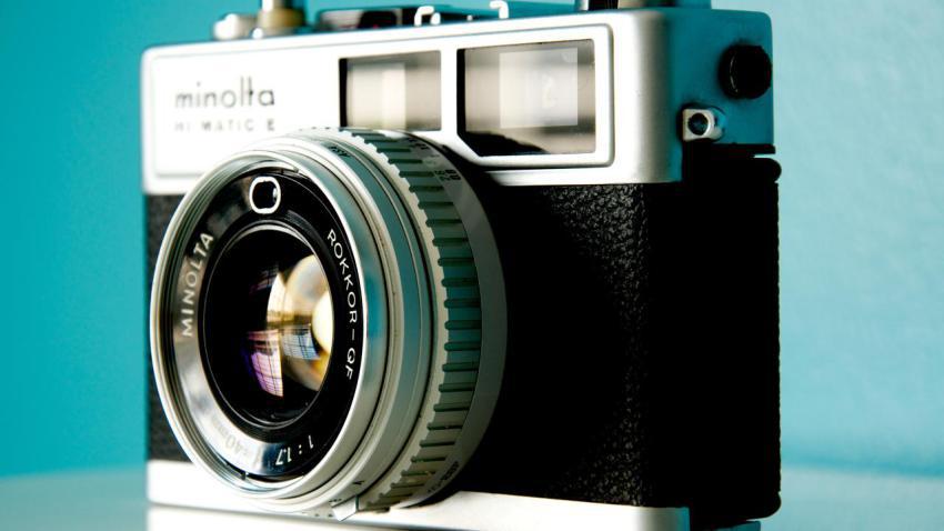 02615 oldfamilycamera 2560x1440