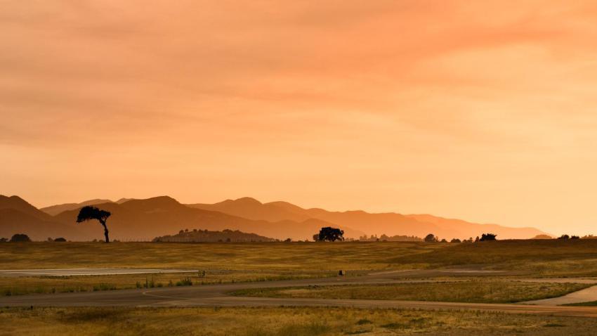 02641 sunsetattheairport 2560x1440