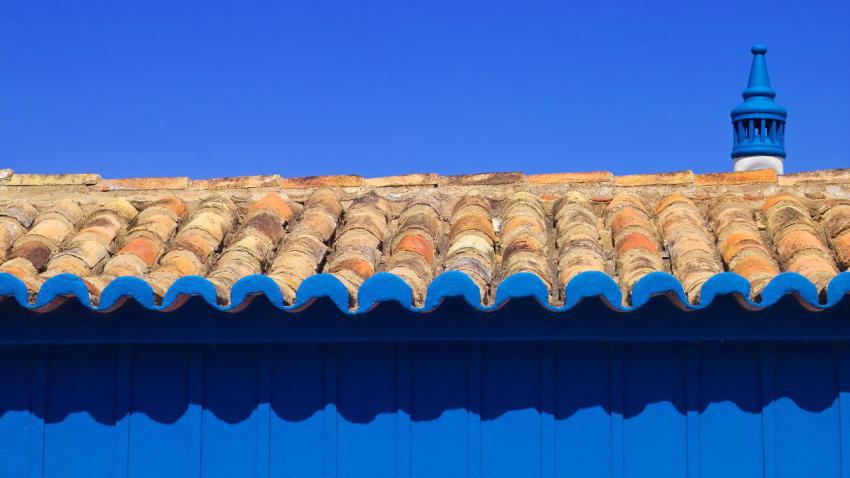 02736 tiledroofonblue 2560x1440