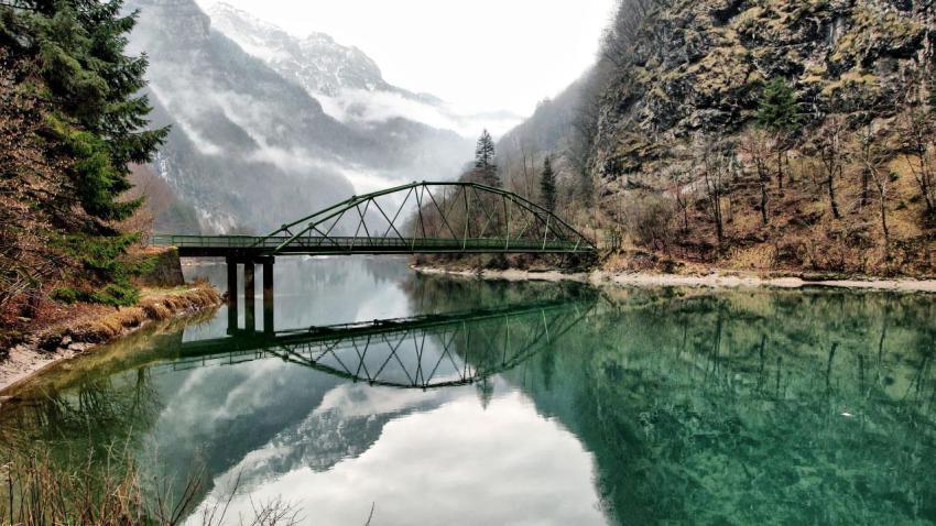 02758 mountainlakereflection 2560x1440
