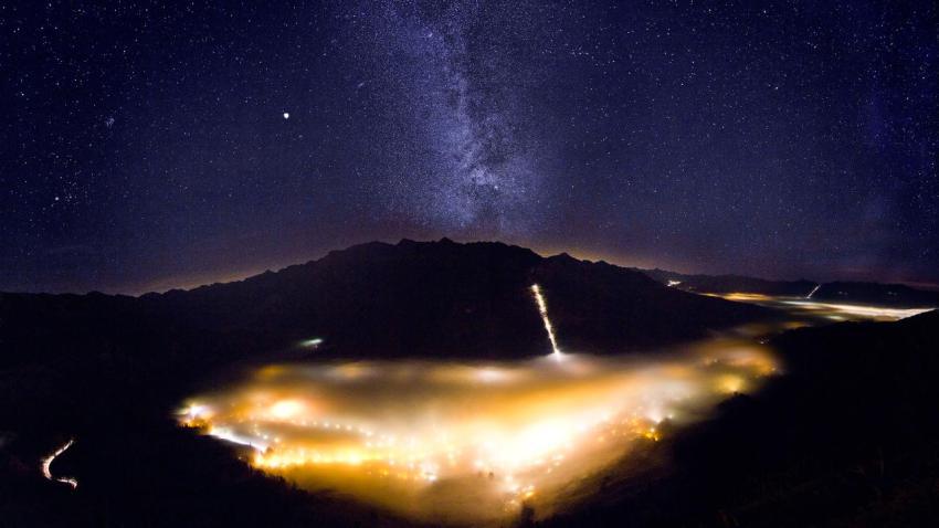 02780 foggyvalleywithmilkyway 2560x1440