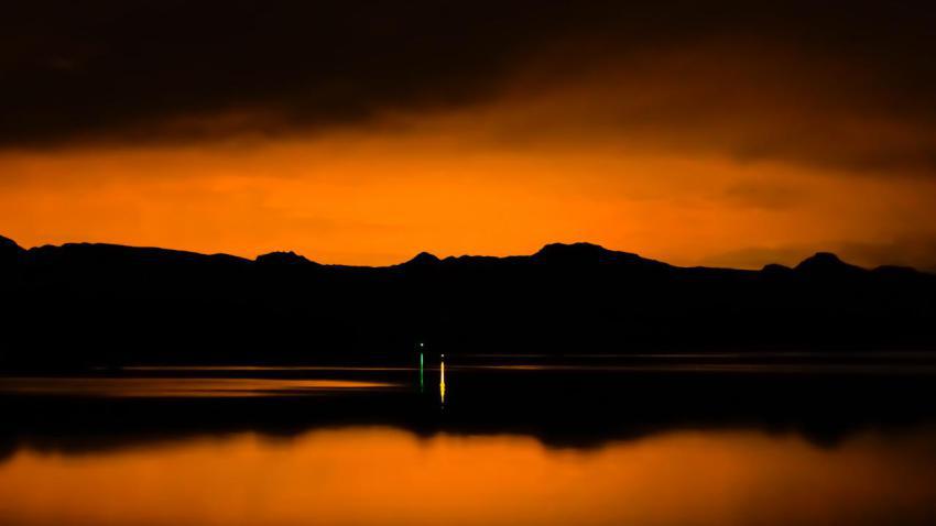 02791 orangesilhouette 2560x1440