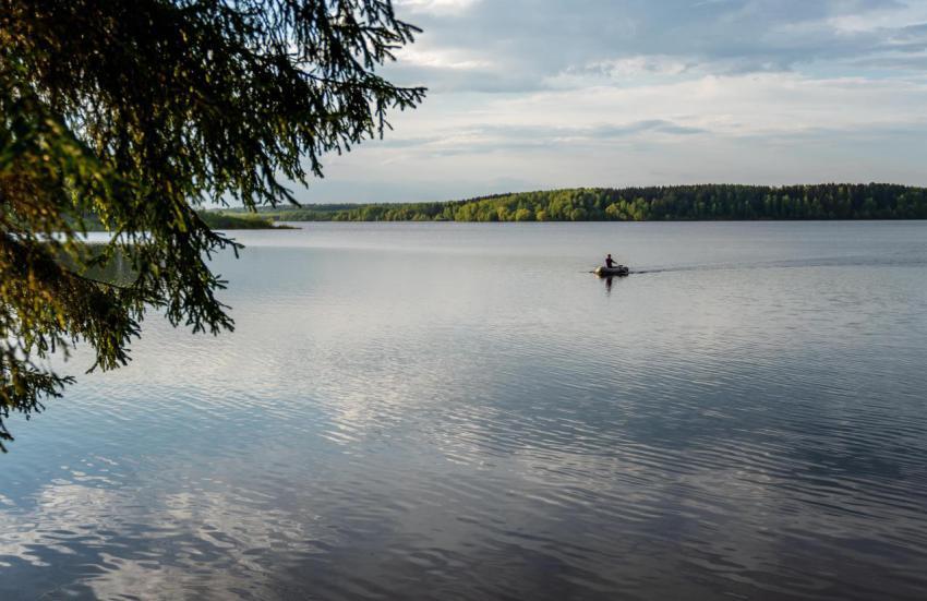 Boat in lake 2024 12 05 18 20 36 utc