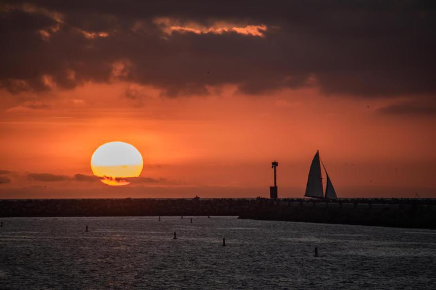 Sunset over pacific ocean in marina del rey in sou 2023 11 27 05 21 05 utc