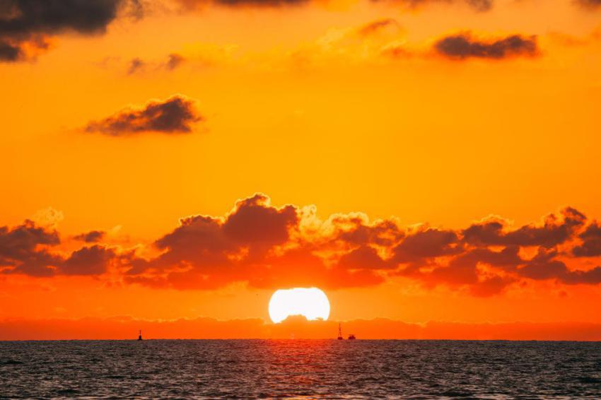 Sundown over sea horizon at sunset natural sunris 2023 11 27 05 29 35 utc