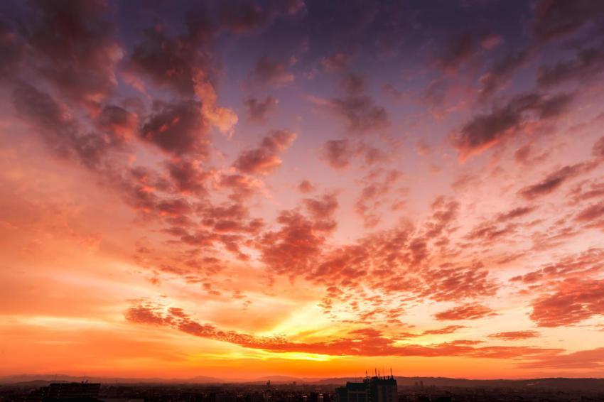 Dramatic sky at sunrise 2024 12 05 08 26 06 utc