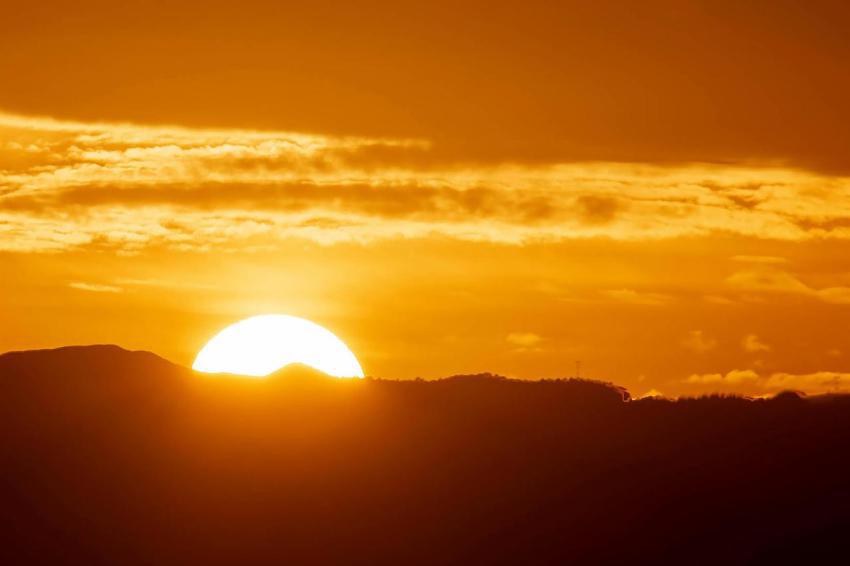 Mesmerizing sunset view of the sun going down behi 2023 11 27 05 20 59 utc