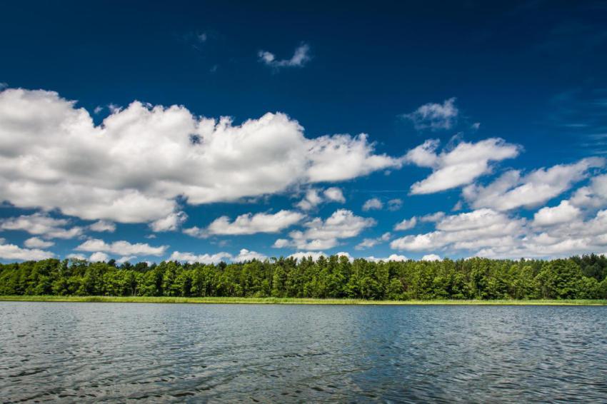 Blue sky with clouds at the lake 2023 11 27 04 57 56 utc