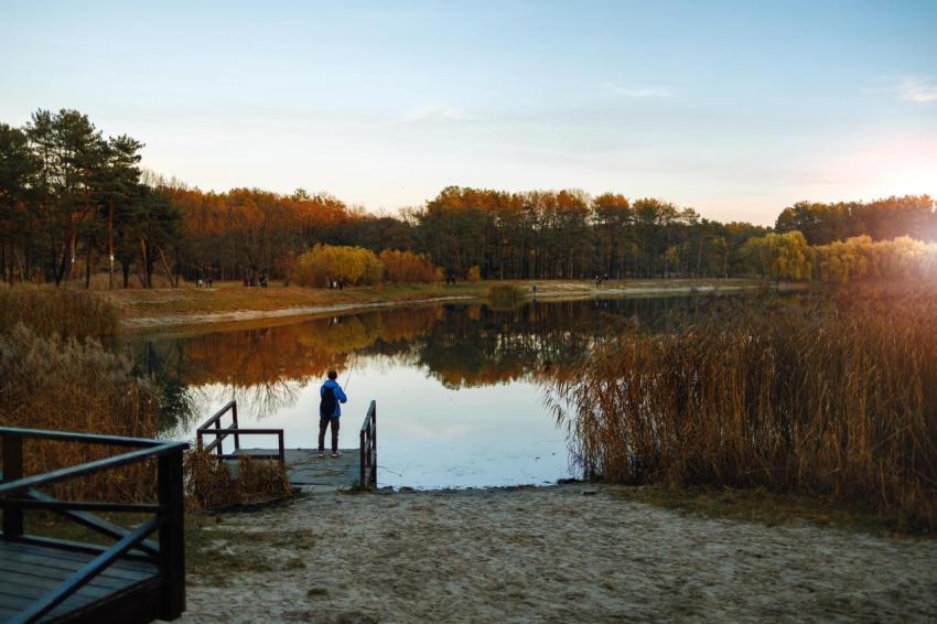 Peaceful fishing on the lake in autumn evening 2023 11 27 05 31 10 utc