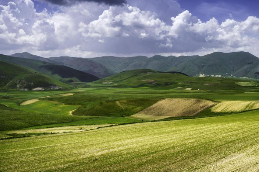 Piano grande di castelluccio mountain and rural l 2023 11 27 05 14 13 utc