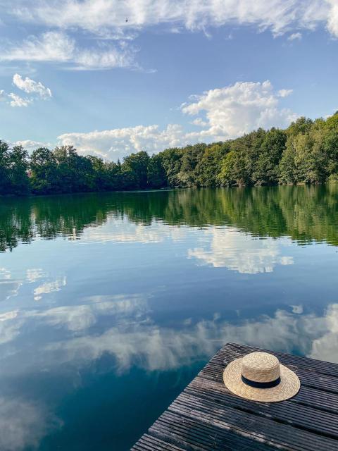 Reflections on lake 2023 11 27 05 31 11 utc