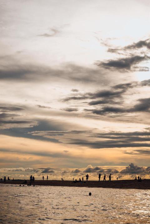 People silhouettes against sunset 2024 12 06 21 22 28 utc
